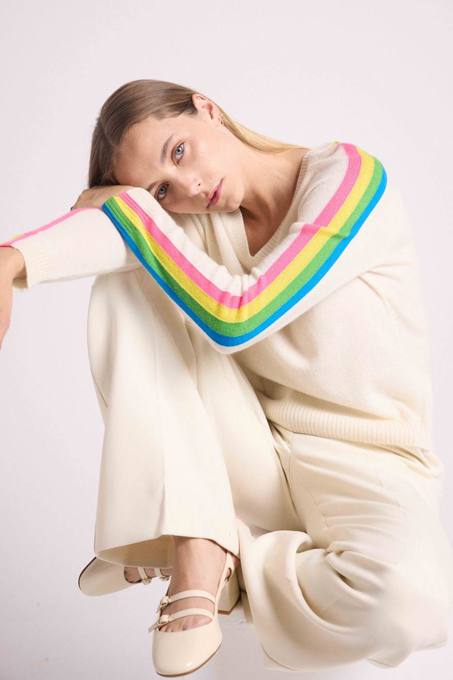 Pull Col V Bandes Arc En Ciel Manches Java - Blanc