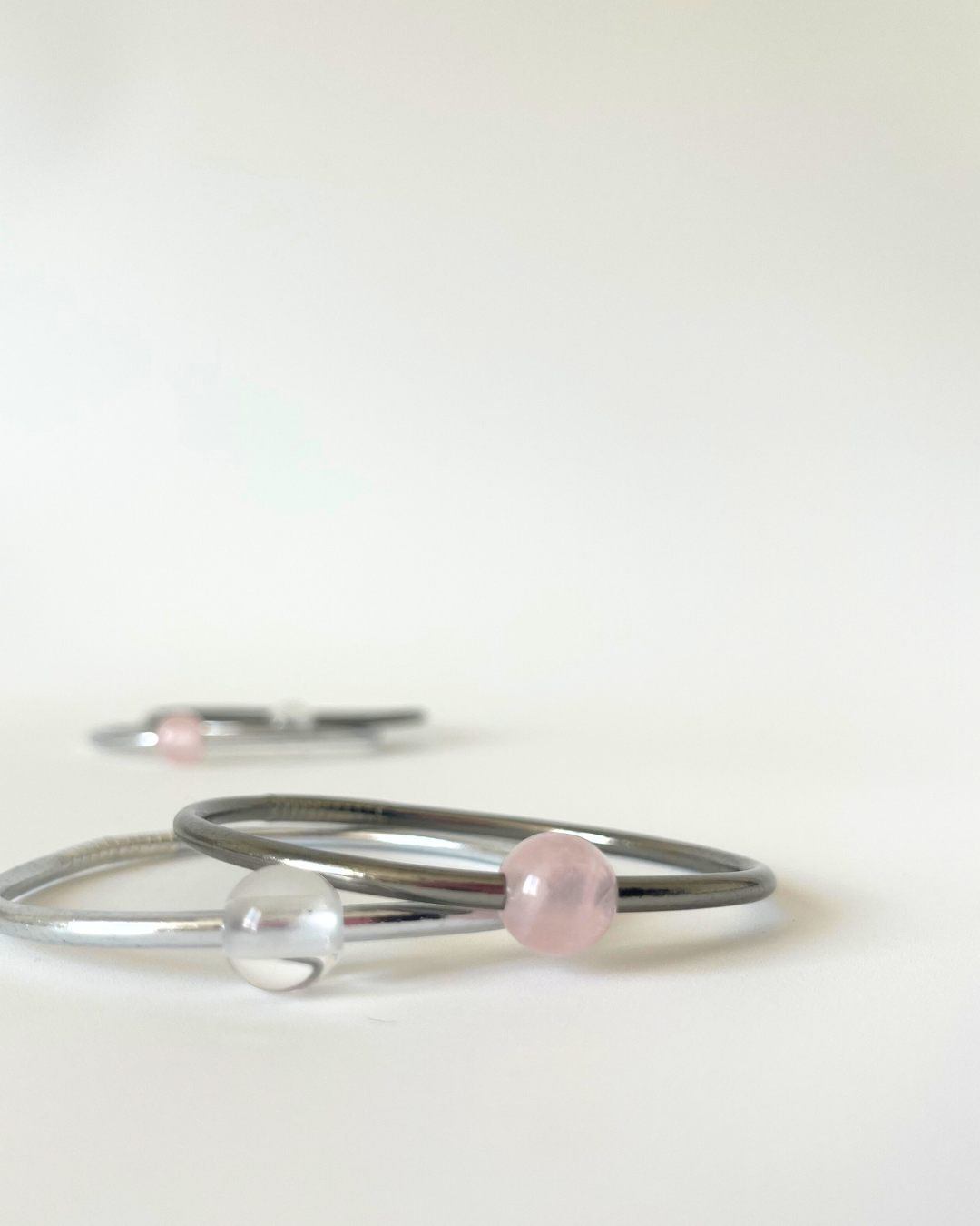 Aro Budista Aura – Dark Silver & Cuarzo Rosa