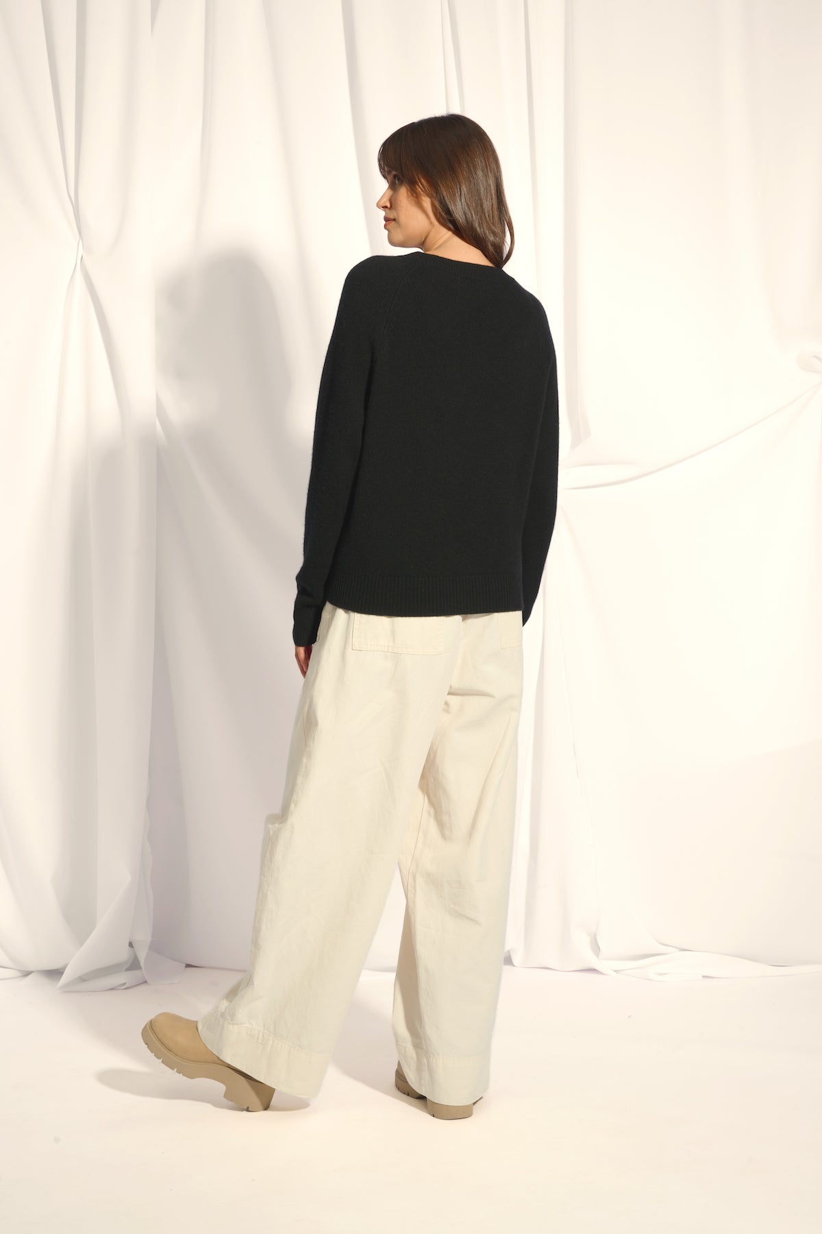 4-Ply Crew Neck Jumper - Kona - Black
