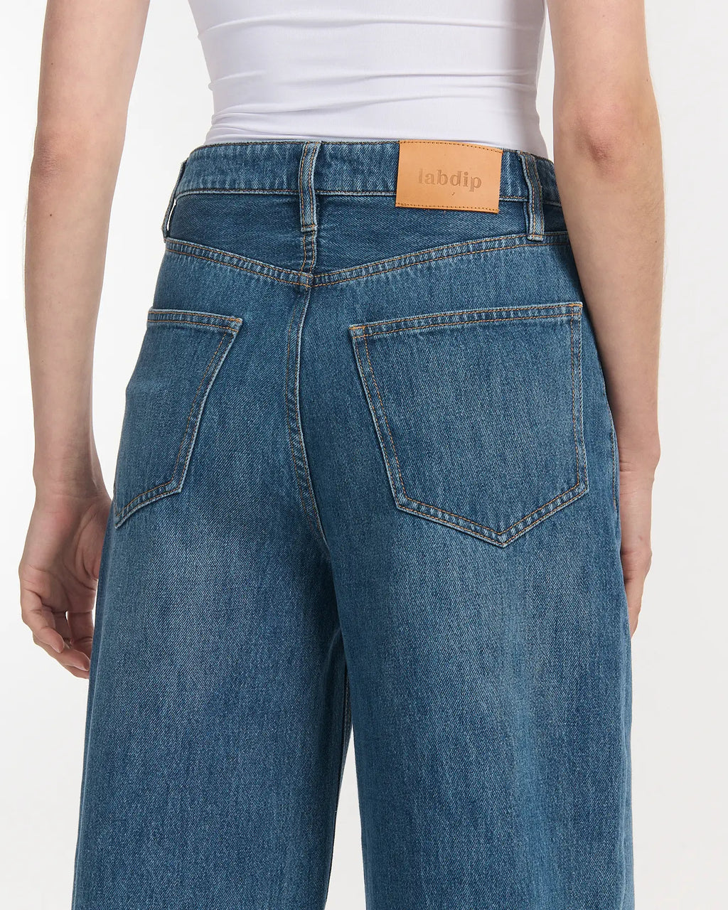 Jean femme en denim bleu moyen 100 % coton avec coupe large et taille haute, matière épaisse et résistante signée Labdip, idéal pour toutes morphologies.