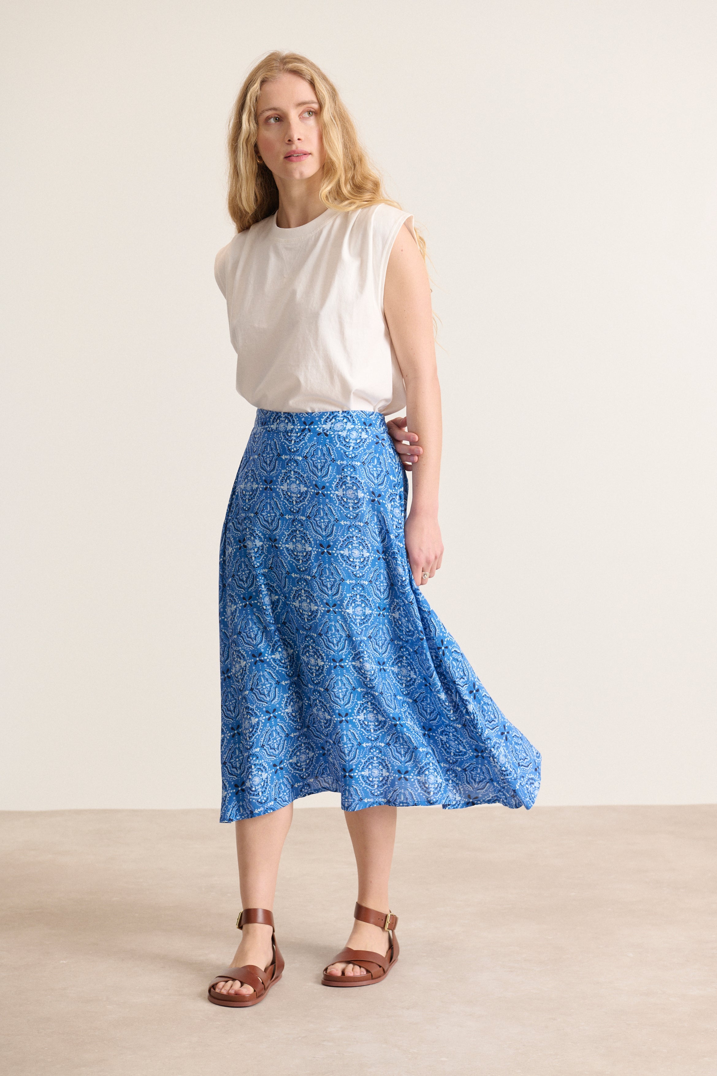 Midi skirt with elasticated waist, blue color, patterned, fluid and light midi length, Parisian brand 
