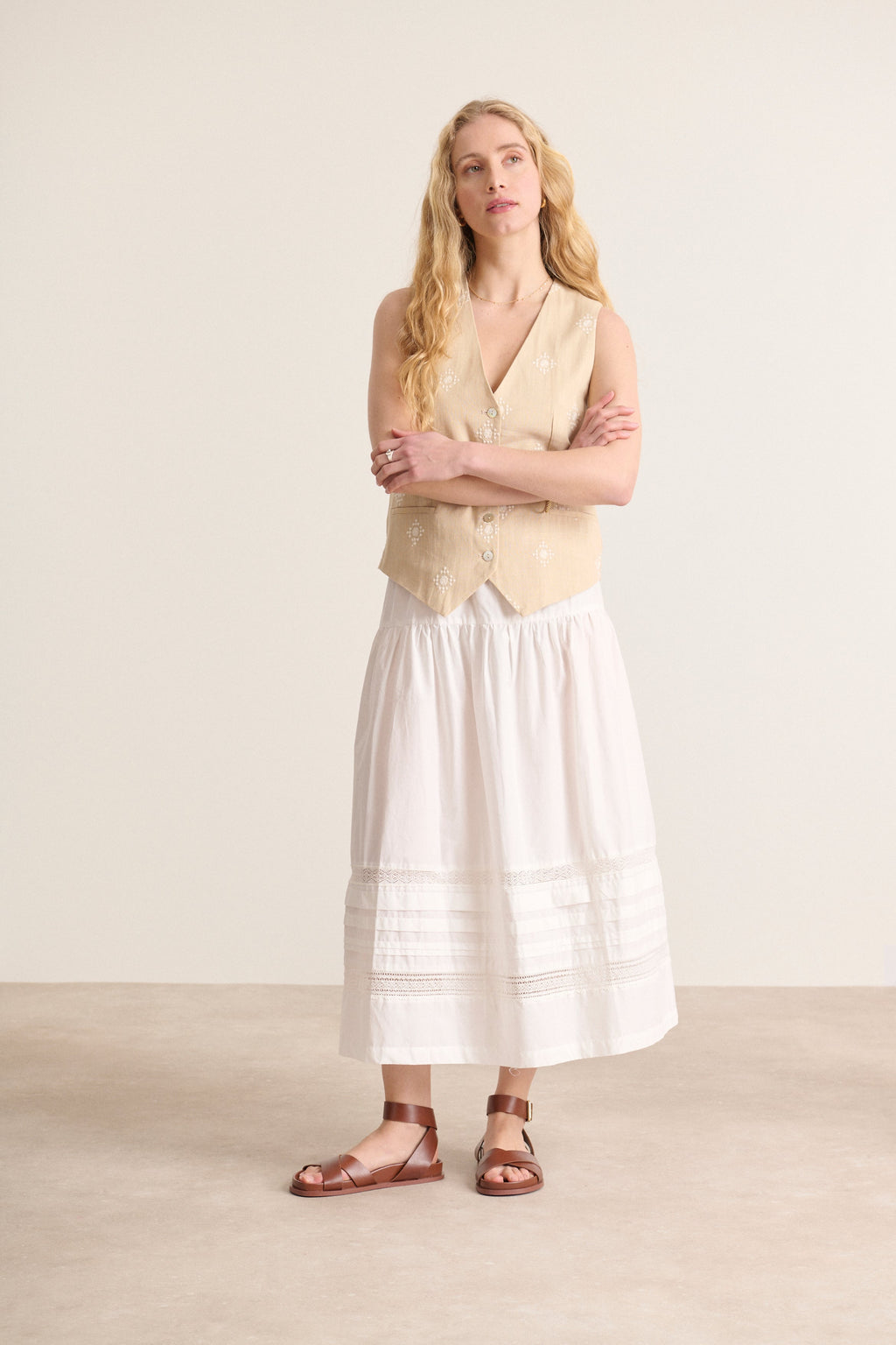 Jupe blanche en popeline doublée, taille élastique, avec découpes, plis et dentelle pour un look délicat