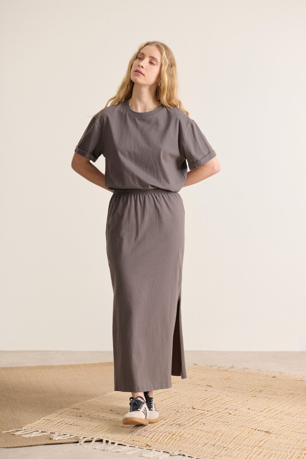Jupe midi anthracite en jersey, taille élastique, fentes côtés pour une allure fluide et élégante