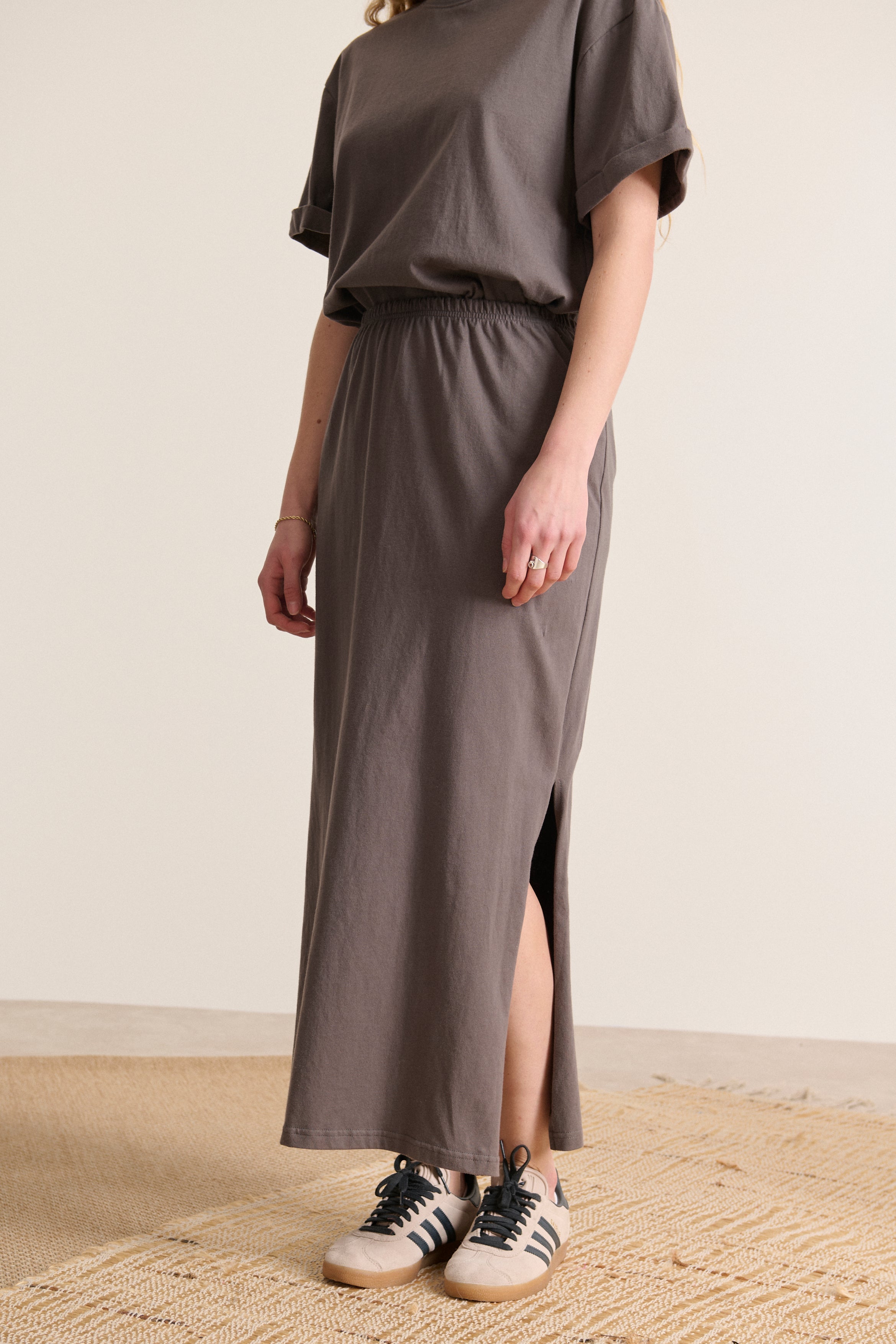 Jupe anthracite en jersey, coupe midi, taille élastique, fentes côtés, parfaite pour la mi-saison