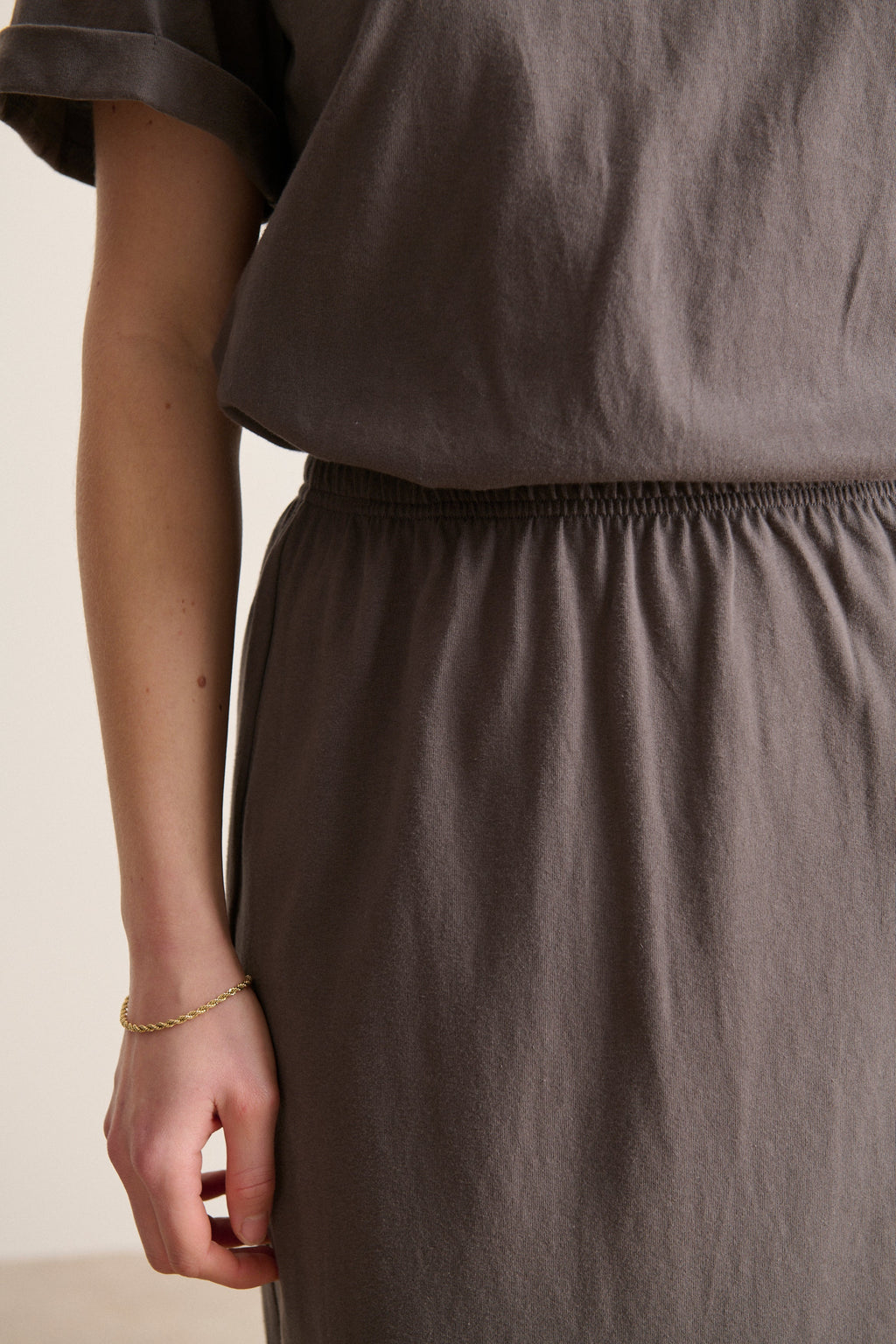 Jupe midi anthracite, tissu jersey souple, fentes côtés, confort et féminité au quotidien