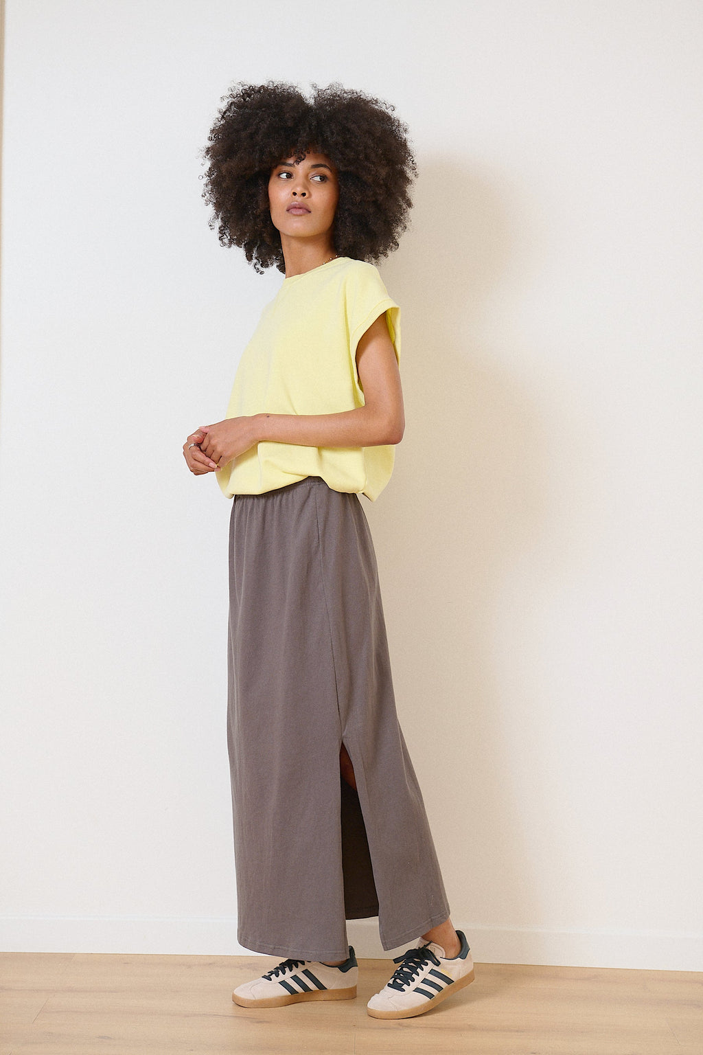 Jupe anthracite en jersey doux, coupe midi avec fentes, confort et style pour toutes occasions