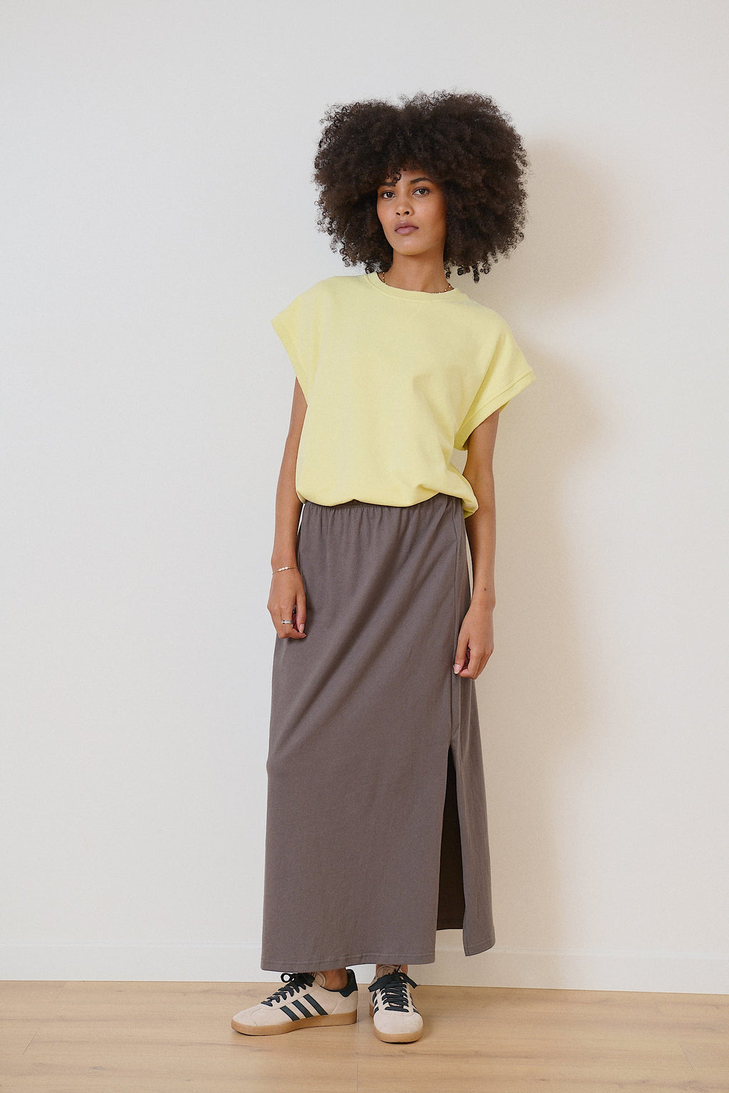 Jupe midi anthracite, taille élastique, fentes côtés, pièce essentielle du dressing féminin