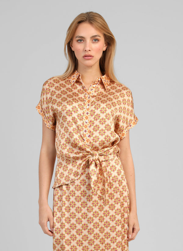 An'ge – Chemise Kaviny Pirimini Ble, modella che indossa una camicia e una gonna con motivi geometrici, vista frontale