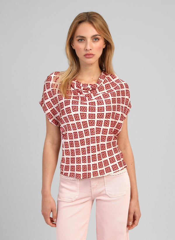 An'ge – Top Kila Pirimini Blanco Roto, modelo con blusa de estampado blanco y rojo, vista de frente