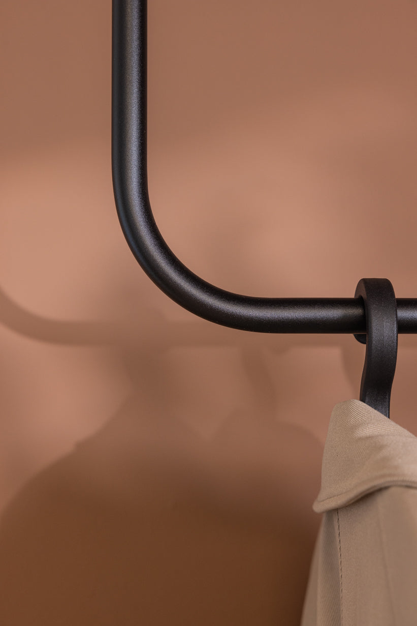 Kleiderstange ENIO mit abgerundeter Form, ideal para una elegante Aufbewahrung von Jacken und Mänteln.