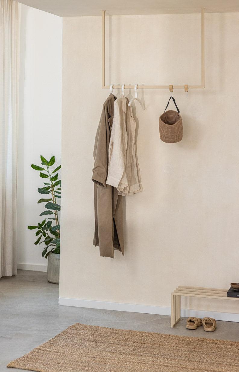 Ropa RUBI con forma minimalista, ropa y bolsos colgados en la pared, Ankleidebereich moderno.
