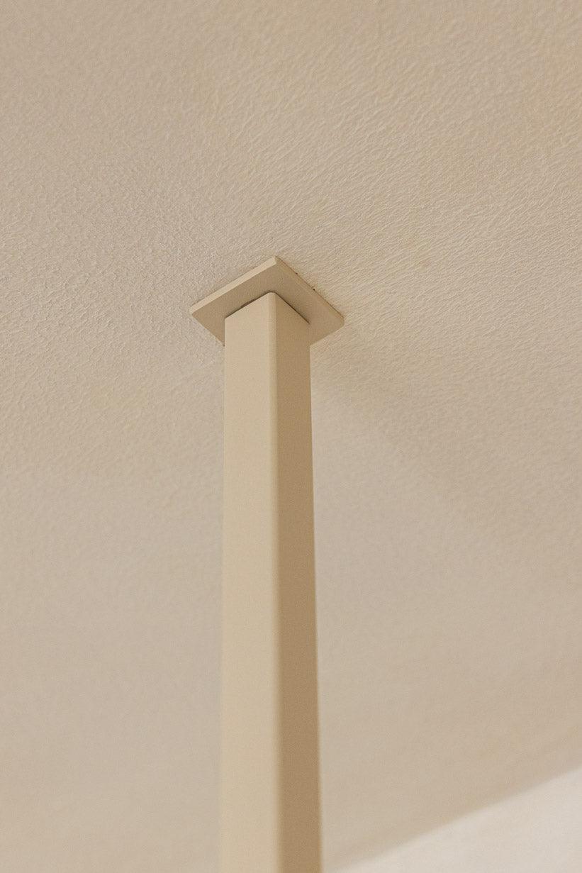 Ropa RUBI: construcción minimalista y estable con formas elegantes y con estilo.