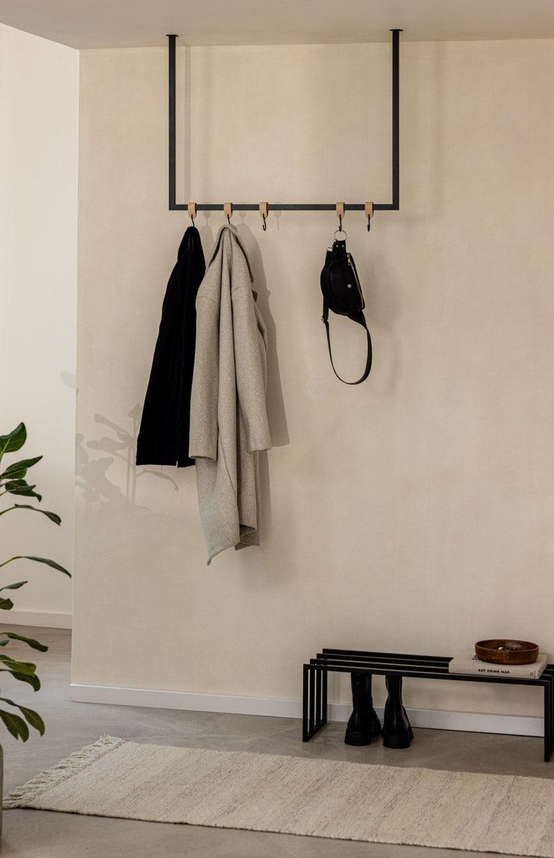 Kleiderstange RUBI en diseño minimalista con Jacken y Tasche, ideal para Ankleidebereiche.