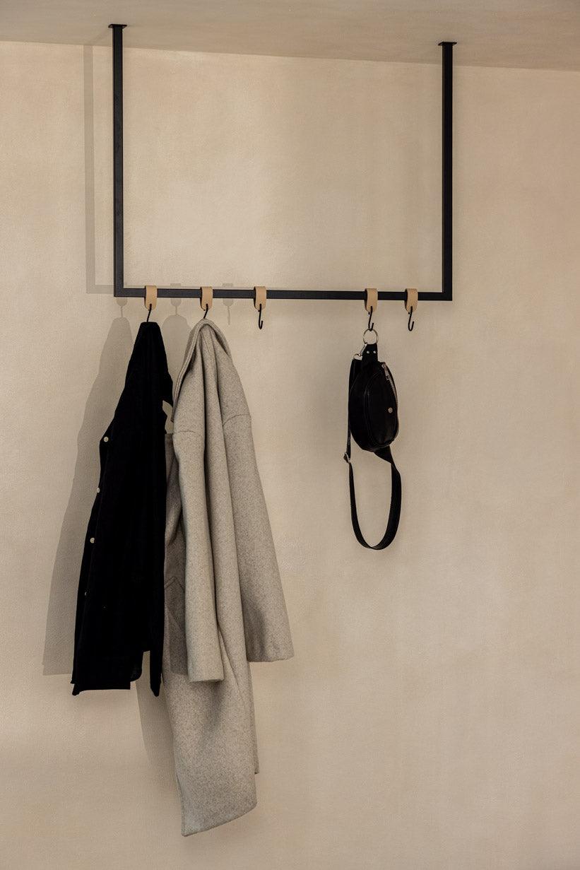 Prenda RUBI de forma minimalista y materiales estables, ideal para cubre tobillos.