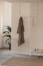 Ropa moderna RUBI con forma minimalista, repisa elegante y elegante con elegantes correas en los tobillos.