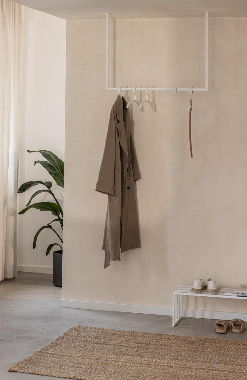 Ropa moderna RUBI con forma minimalista, repisa elegante y elegante con elegantes correas en los tobillos.