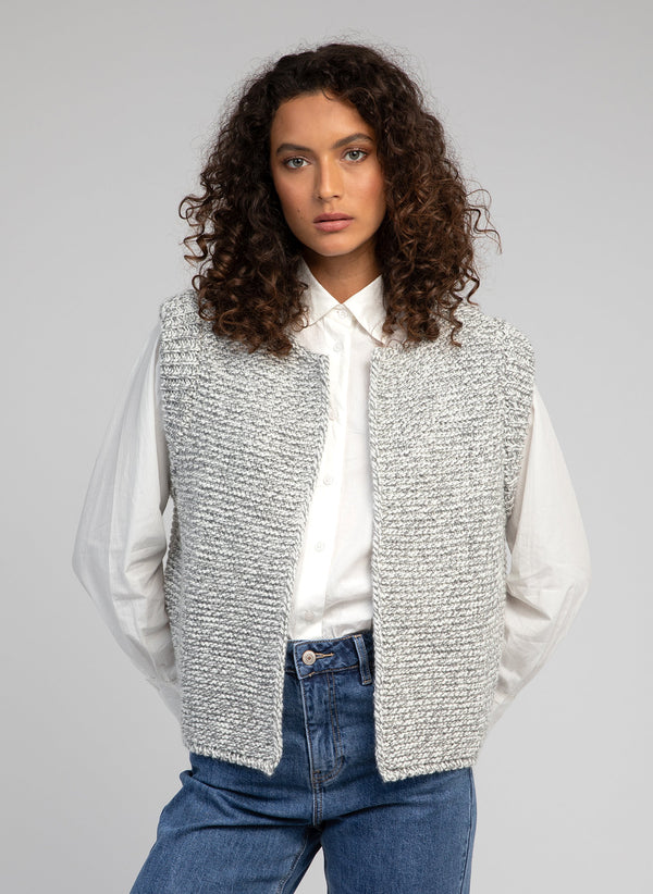 An'ge – Cardigan Sans Manche Legringou Ch Gris, sleeveless cardigan in grey marl knit worn by a model