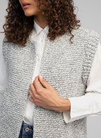 An'ge – Cárdigan Sin Mangas Legringou Ch Gris, modelo con chaleco gris de punto y camisa blanca, vista frontal