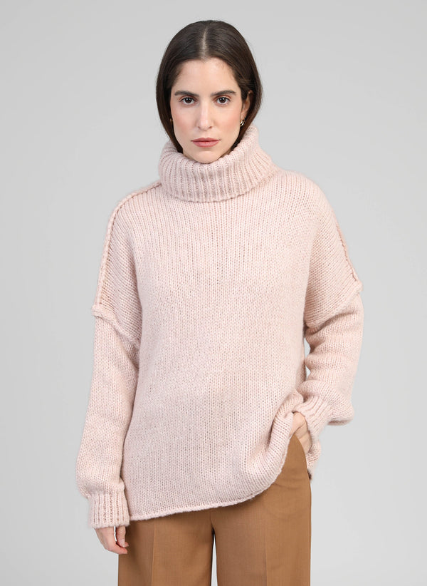 An'ge – Sweter Lejoko Poudre, jasnoróżowy sweter z prążkowanej dzianiny noszony przez modelkę, widok z przodu