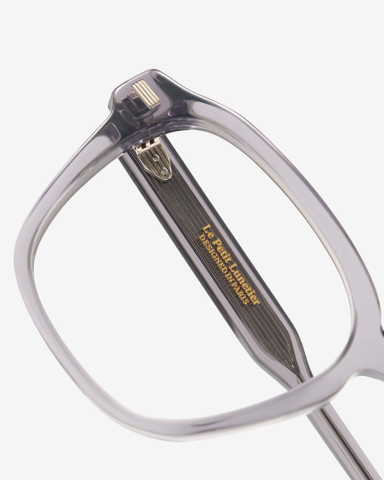Primer plano de la montura cuadrada de acetato de los anteojos Lucifer.M Grey