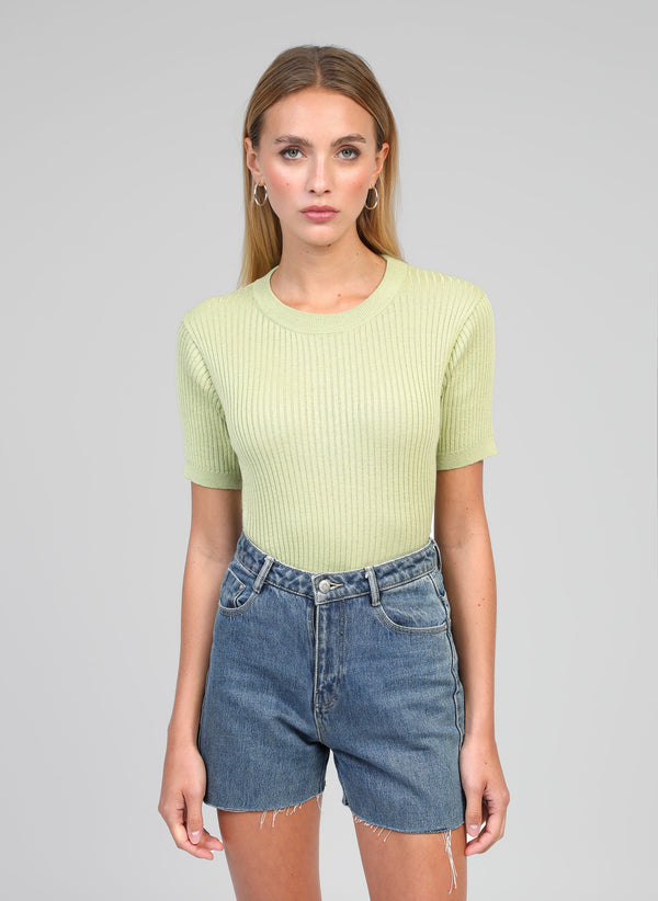 An'ge – Tröja Lesienna Tilleul, modell i en ljusgrön ribbad t-shirt och blå denimshorts