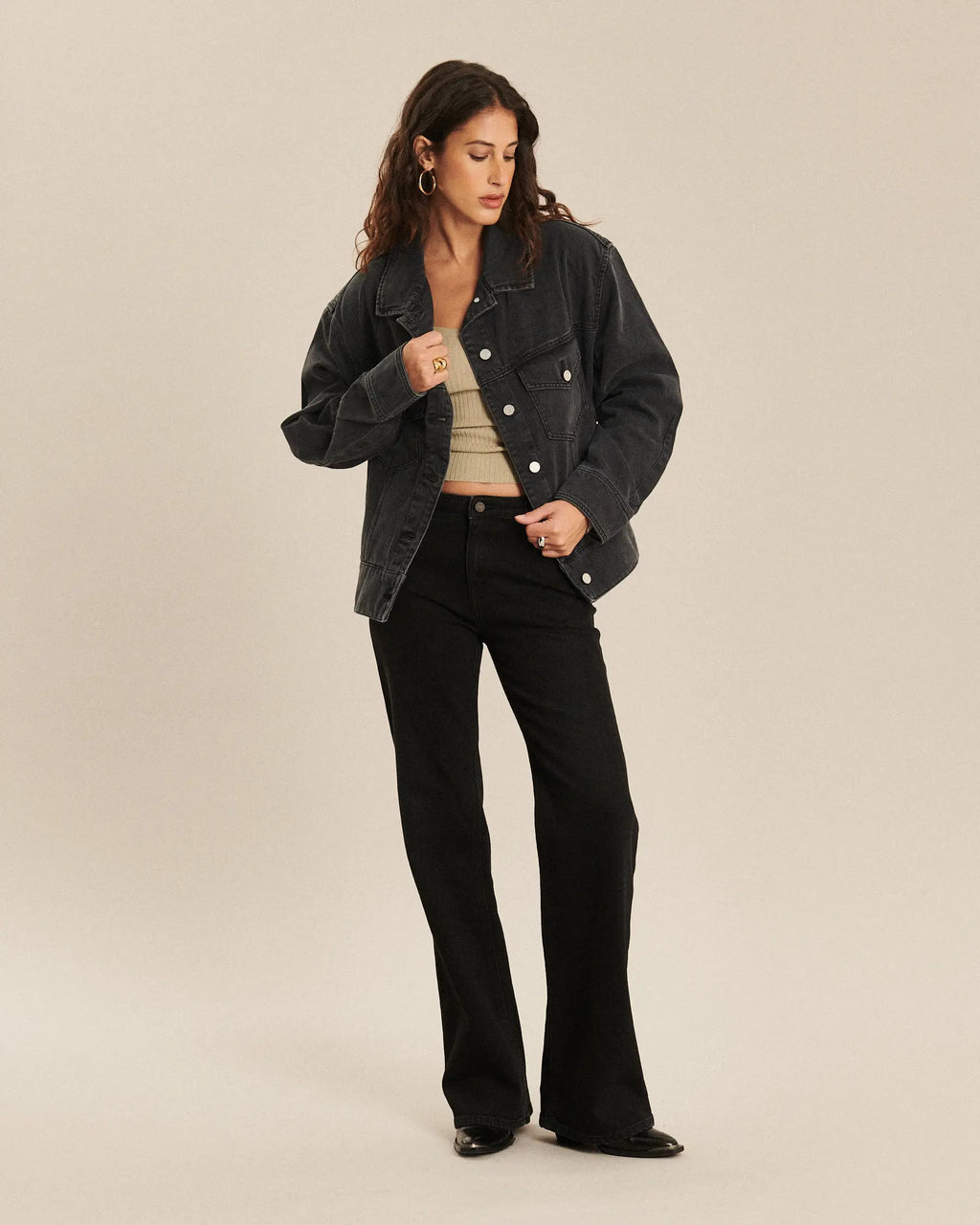 Vaqueros de mujer en denim negro antracita, con corte bootcut entallado y ligeramente acampanado, con un material cómodo y refinado que se adapta a todas las formas del cuerpo.
