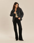 Vaqueros de mujer en denim negro antracita, con corte bootcut entallado y ligeramente acampanado, con un material cómodo y refinado que se adapta a todas las formas del cuerpo.