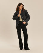 Vaqueros de mujer en denim negro antracita, con corte bootcut entallado y ligeramente acampanado, con un material cómodo y refinado que se adapta a todas las formas del cuerpo.
