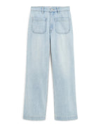 Jean femme en denim coton léger couleur bleu clair, coupe large droite avec poches plaquées devant, adapté à toutes les morphologies.