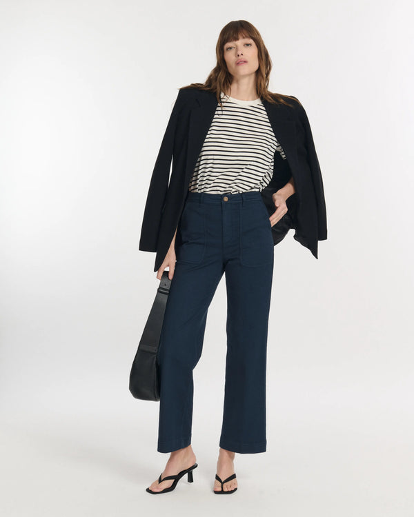 Jean femme en denim marine légèrement stretch avec coupe droite et taille haute, tissu confortable et adapté à toutes les morphologies.