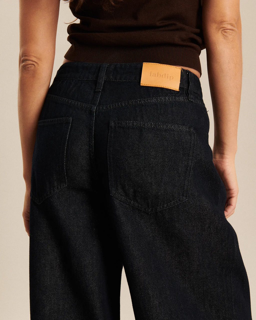 Jean large en denim brut foncé avec une coupe ample et confortable, fabriqué en coton, idéal pour les femmes recherchant un style à la fois décontracté et élégant.