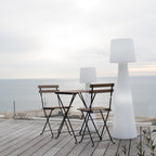 Luminosa lámpara de pie de diseño con cable y pantalla ondulada para exterior, potente iluminación LED blanca LADY H150cm base E27 - REDDECO.com