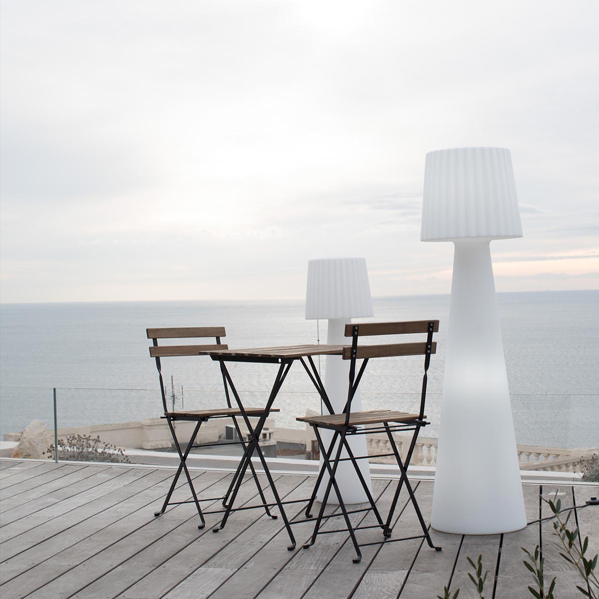 Luminosa lámpara de pie de diseño con cable y pantalla ondulada para exterior, potente iluminación LED blanca LADY H150cm base E27 - REDDECO.com