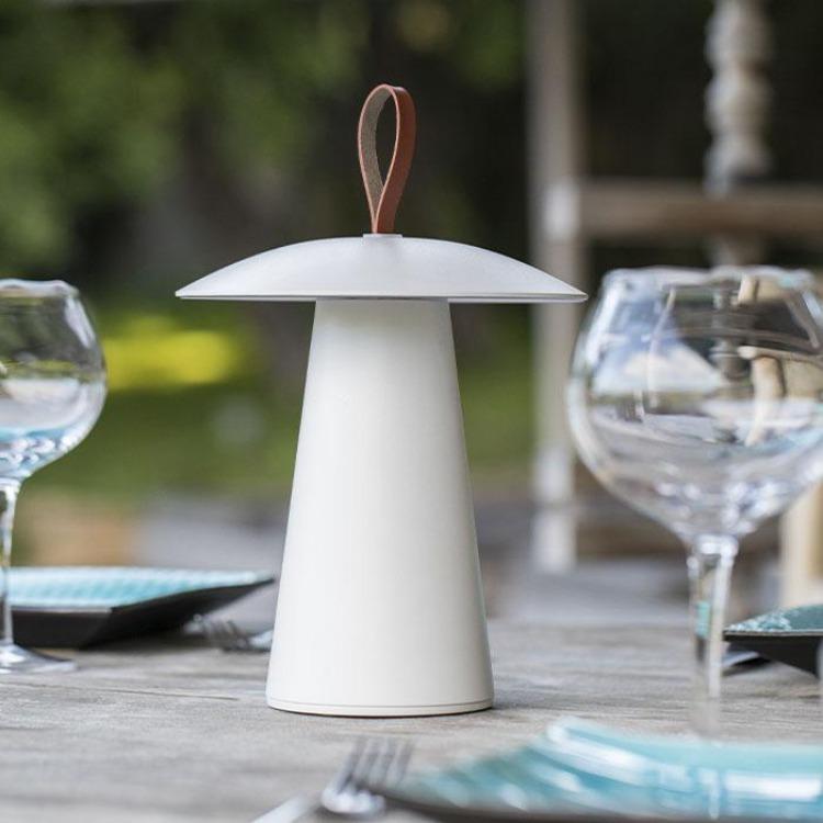 Lámpara de mesa inalámbrica de aluminio con mango de cuero LED blanco cálido FUNGY H29cm - REDDECO.com