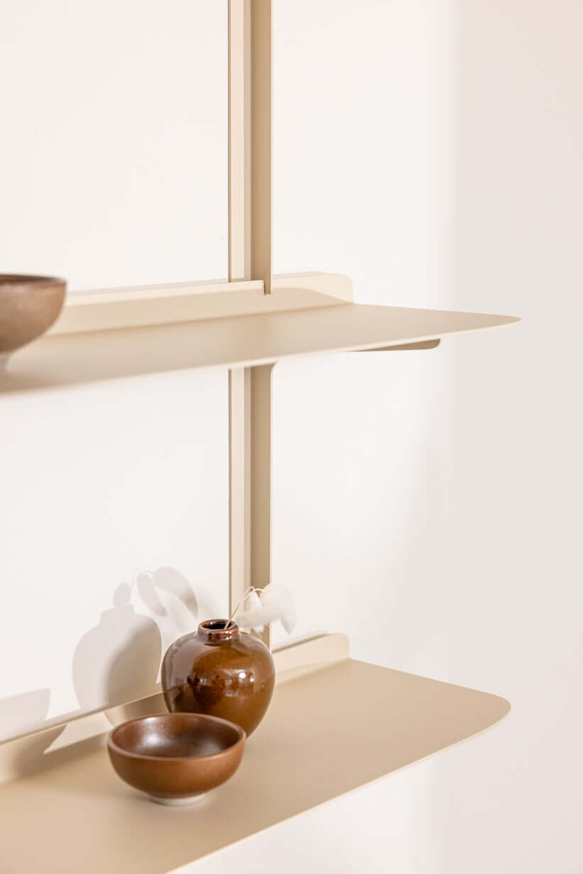 Wandregal LINARA mit minimalistischen Ablagen und dekorativen Schalen, ideal für moderne Wohnräume.