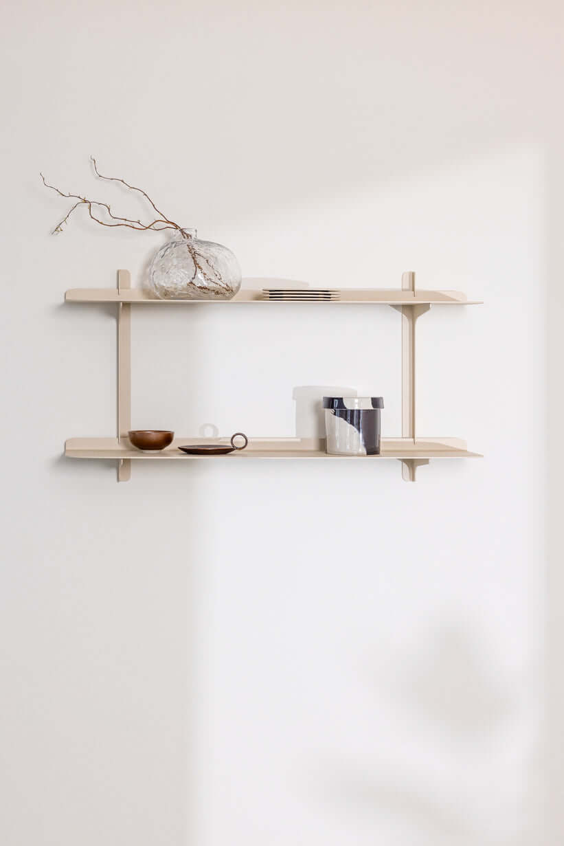 Elegantes Wandregal LINARA aus Metall mit stilvollen Deko-Objekten und minimalistischen Linien.