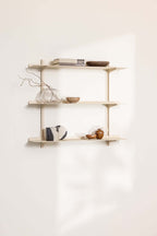 Wandregal mit minimalistischen Ablagen, ideal für moderne Wohnräume.