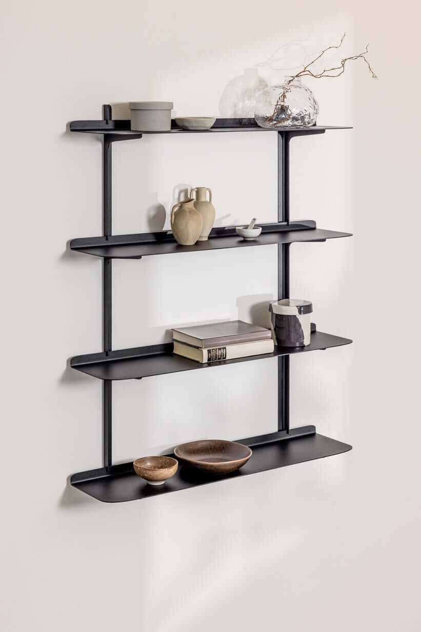 Wandregal LINARA aus Metall mit minimalistischen Ablagen für moderne Wohnräume, ideal für Dekoration und Aufbewahrung.