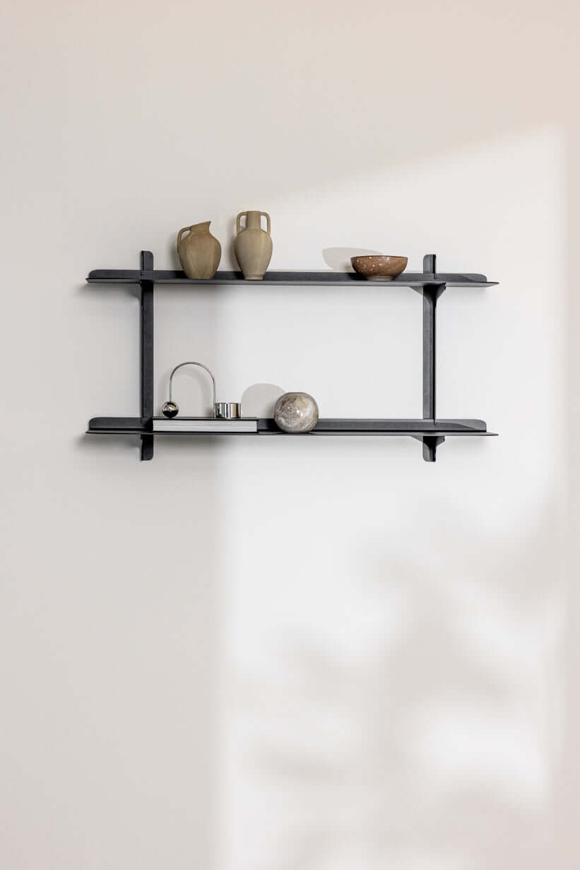 Wandregal LINARA mit minimalistischer Metallkonstruktion und dekorativen Vasen auf den Ablagen.