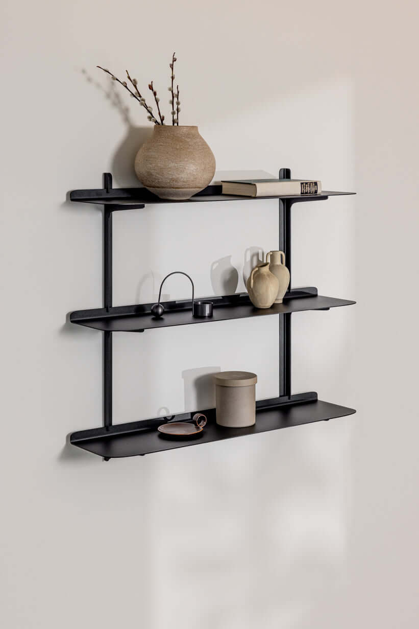 Wandregal LINARA aus Metall mit modernen Ablagen und minimalistischen Design an einer Wand.