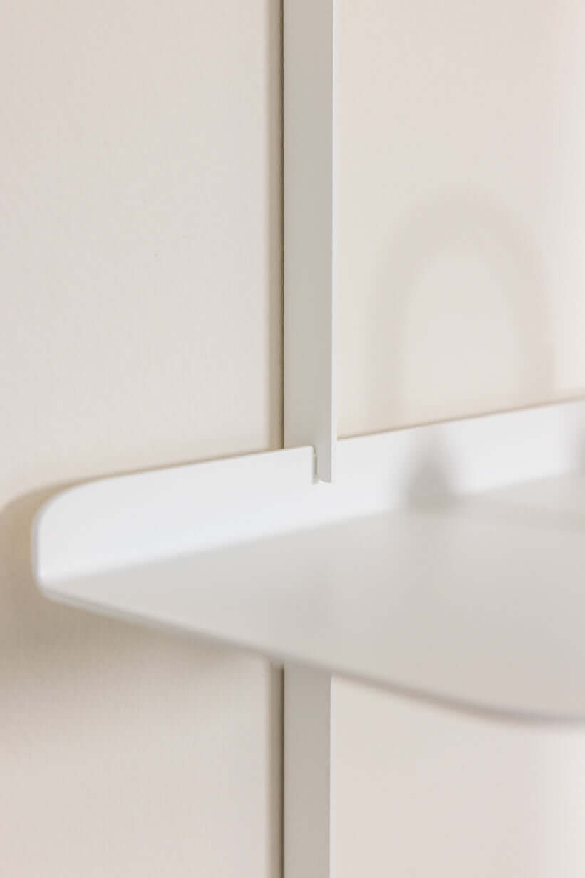 Nahaufnahme des eleganten Wandregals LINARA mit minimalistischen Linien und hochwertiger Pulverbeschichtung.
