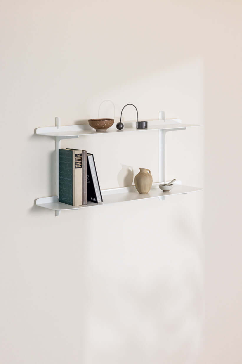 Wandregal LINARA aus Metall mit minimalistischen Design, ideal für moderne Wohnräume.