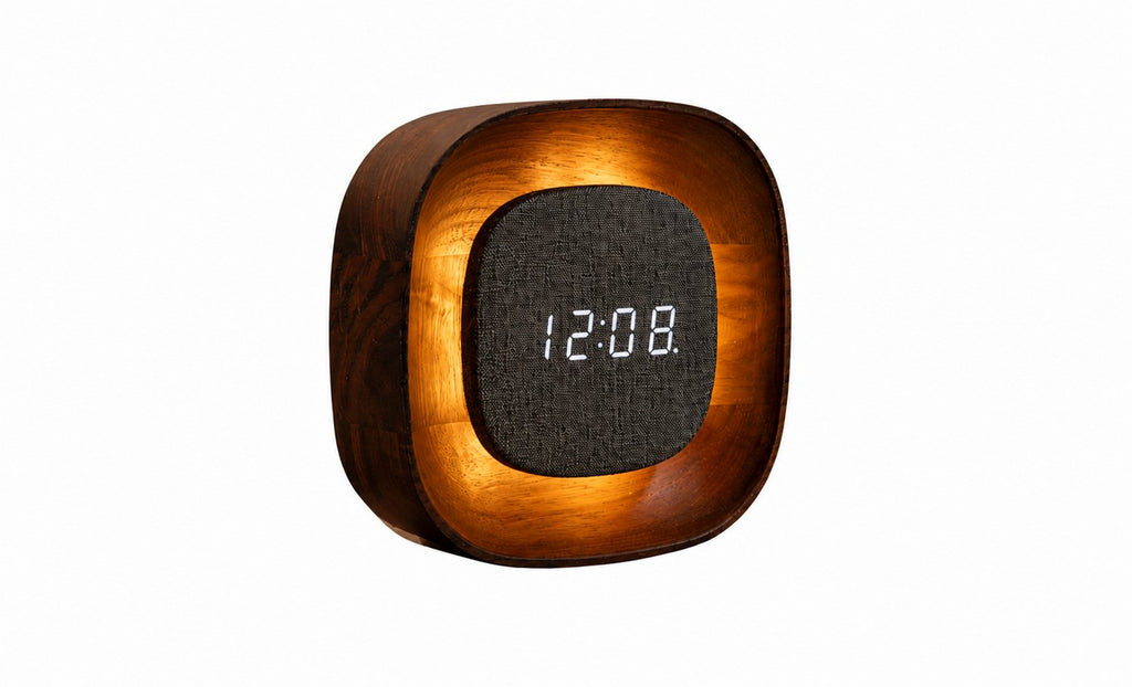 Gingko Design – Orologio Lumos - Quadrata Noce, sveglia digitale in legno scuro e tessuto grigio, che mostra l'ora 12:08
