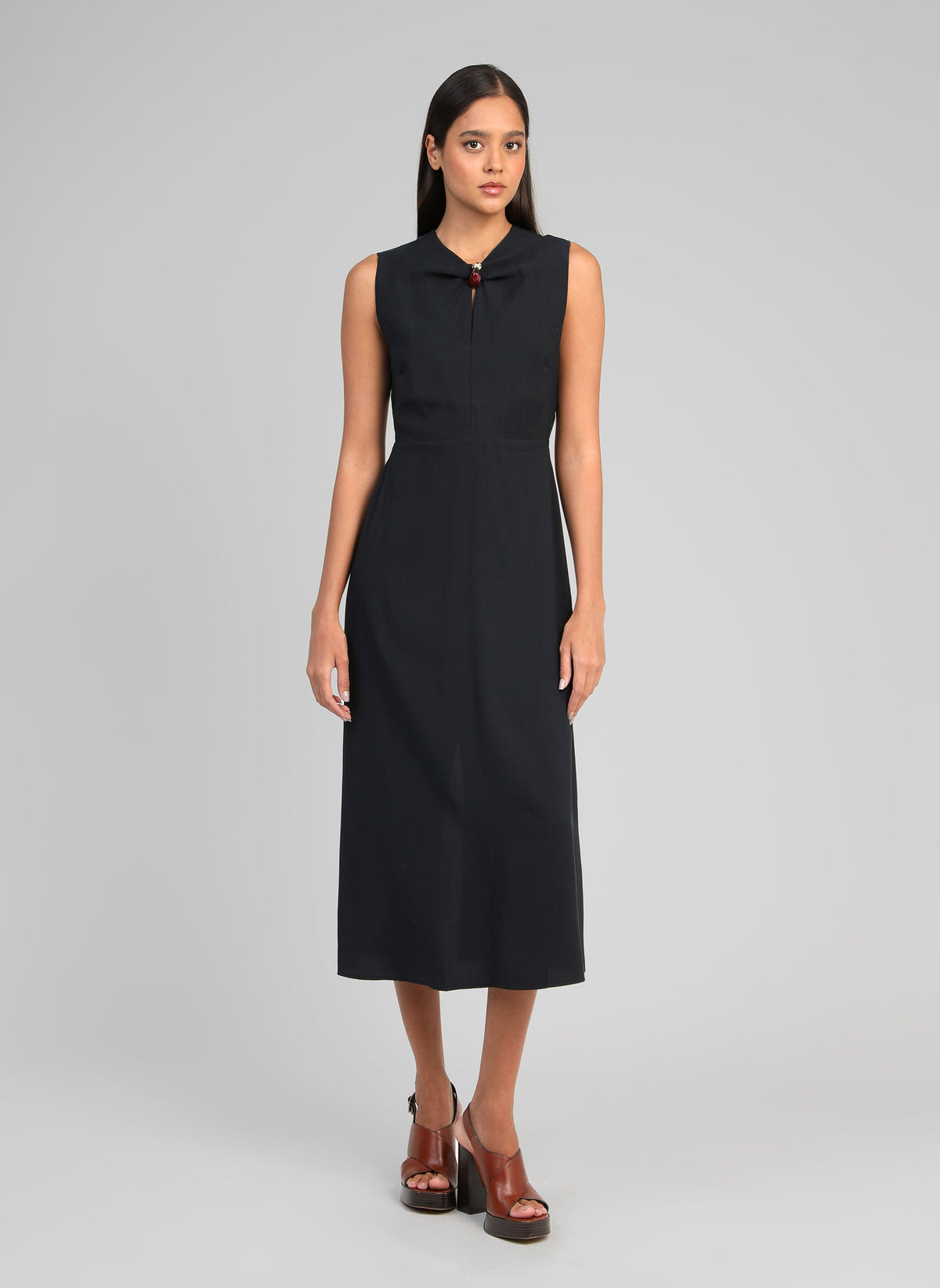 An'ge – Robe Midi Maezra Noir, mannequin portant une robe noire sans manches, vue de face