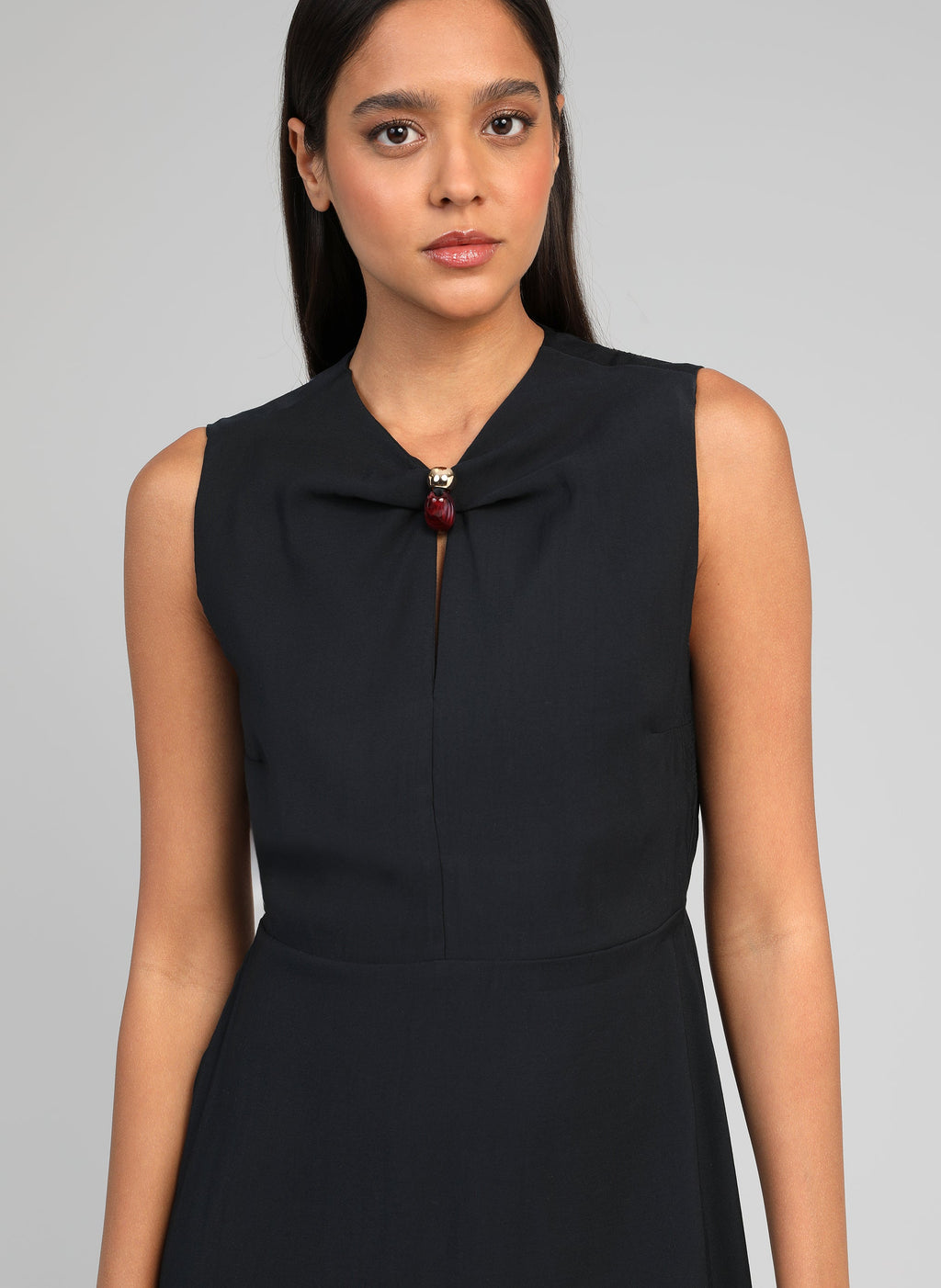 An'ge – Robe Midi Maezra Noir, mannequin portant une robe noire sans manches, vue de face
