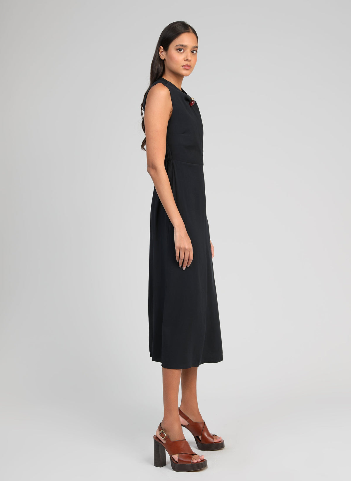 An'ge – Robe Midi Maezra Noir, mannequin portant une robe noire sans manches, vue de profil