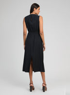 An'ge – Robe Midi Maezra Noir, robe noire sans manches portée par un mannequin de dos
