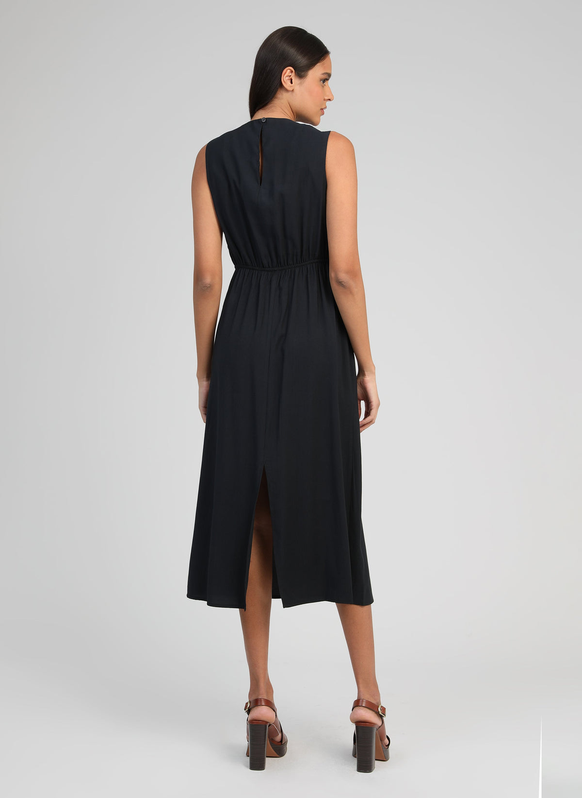 An'ge – Robe Midi Maezra Noir, robe noire sans manches portée par un mannequin de dos