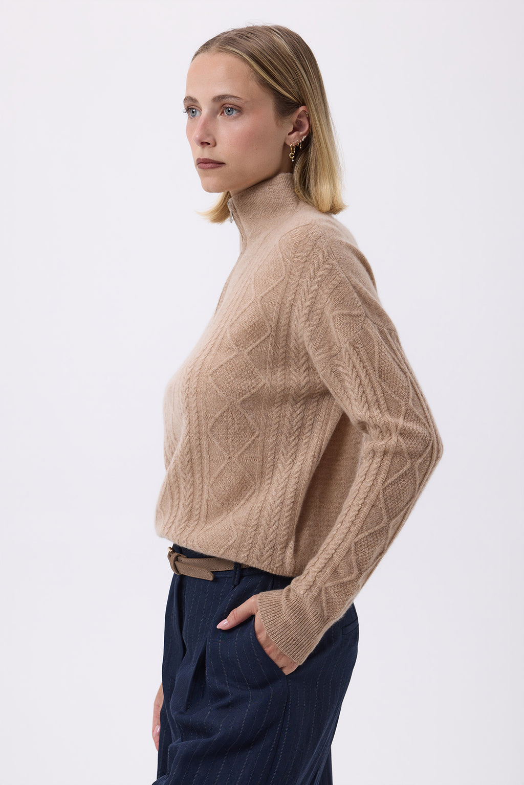 Strickpullover mit hohem Troyer-Stehkragen und Zopfmuster Malka – Cremebeige – Damen