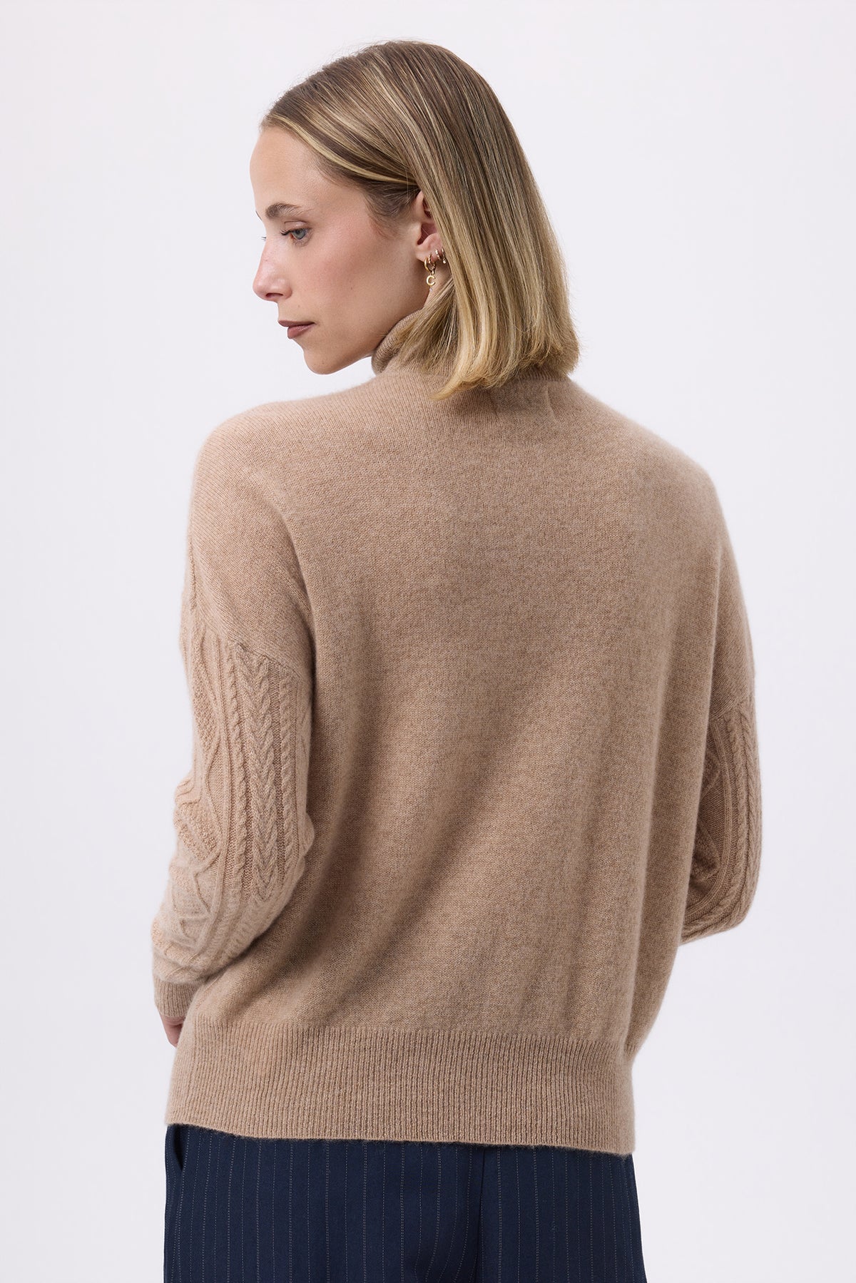 Strickpullover mit hohem Troyer-Stehkragen und Zopfmuster Malka – Cremebeige – Damen
